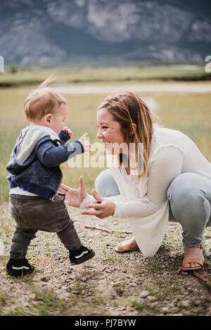 Liebevolle Mutter und Baby Sohn Stockfoto