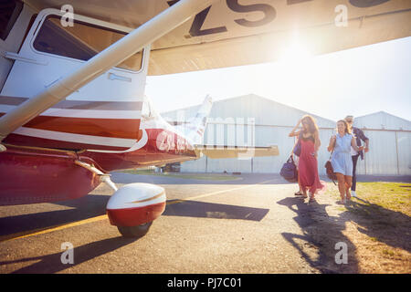 Freunde und laufen Sie in Richtung des kleinen Flugzeug Stockfoto