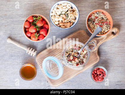 Getreide Hafer kostenlos Kostenlose paleo Müsli, rohe Nahrung: gemischte Nüsse, Samen, Goji Beeren, Chia, Honig, Erdbeeren, selektiven Fokus Stockfoto