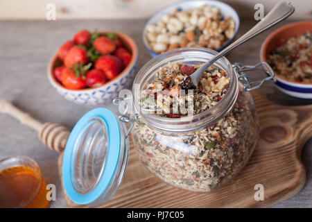 Getreide Hafer kostenlos Kostenlose paleo Müsli, rohe Nahrung: gemischte Nüsse, Samen, Goji Beeren, Chia, Honig, Erdbeeren, selektiven Fokus Stockfoto
