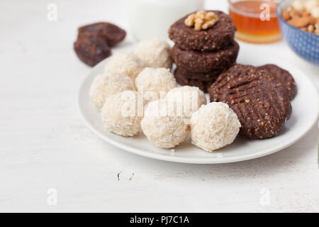 Raw vegan paleo Stil cookies Auswahl, mit Muttern, Kokosöl, Honig und Termine gemacht, selektiver Fokus auf nächsten Makronen Stockfoto