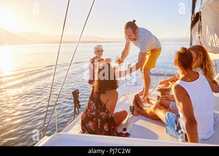 Freunde entspannen, trinken Champagner an sonnigen Boot Stockfoto