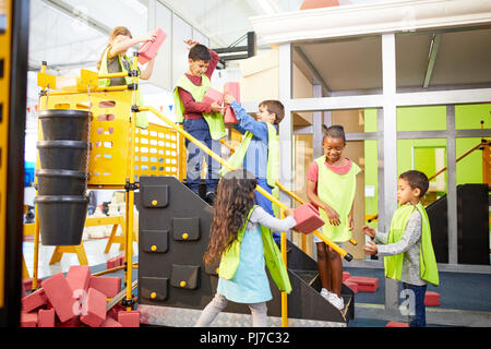 Kinder spielen, stapeln Ziegel auf der interaktiven Konstruktion weisen im Science Center Stockfoto