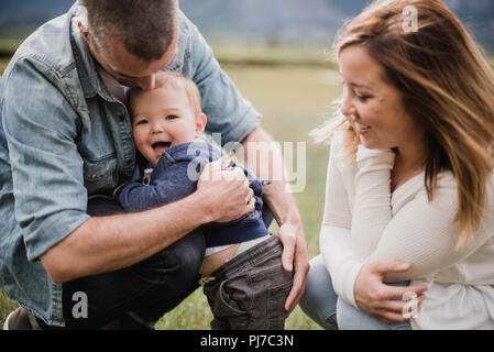 Eltern umarmt Happy Baby Sohn Stockfoto