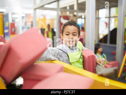 Junge spielt auf der interaktiven Konstruktion weisen im Science Center Stockfoto