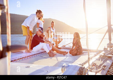 Freunde entspannen auf sonnigen Katamaran Stockfoto