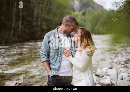 Zärtlich Paar umarmen am Flußufer Stockfoto