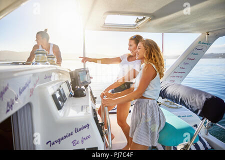 Frauen am Steuer des Bootes Stockfoto