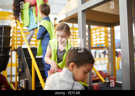 Kinder spielen auf der interaktiven Konstruktion weisen im Science Center Stockfoto