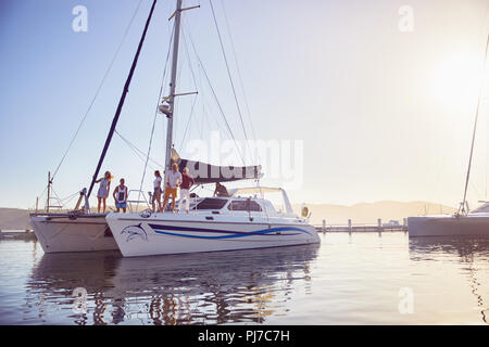 Freunde auf Katamaran in sonniger Hafen Stockfoto