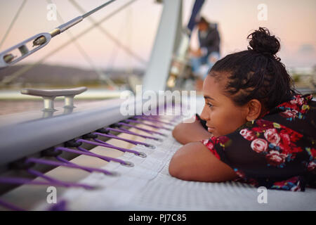Ruhige junge Frau entspannend auf Katamaran Stockfoto