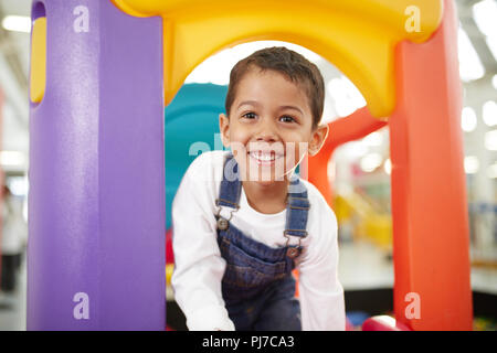 Portrait cute junge spielt auf Folie Stockfoto