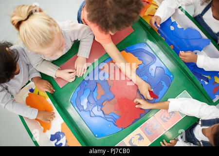 Ansicht von oben Kinder spielen auf der interaktiven Ausstellung in Science Center Stockfoto