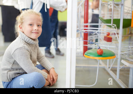 Porträt Lächeln, selbstbewusste Mädchen beobachten Ausstellung in Science Center Stockfoto