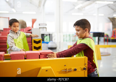 Junge spielt auf der interaktiven Konstruktion weisen im Science Center Stockfoto