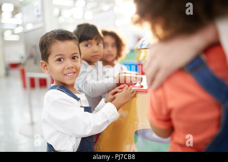 Portrait niedliche Kinder in Science Center Stockfoto