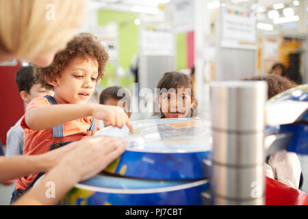 Neugierige Kinder in der interaktiven Ausstellung im Science Center Stockfoto