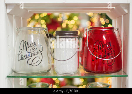 Drei Glas Kerzenständer Gläser in der Box, selektiver Fokus, mit schönen Bokeh auf dem Hintergrund Stockfoto