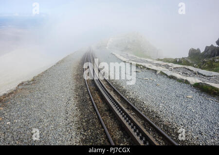 Eisenbahn im Snowdonia National Park, North Wales, Vereinigtes Königreich in einer nebligen Herbst Tag, selektiver Fokus Stockfoto