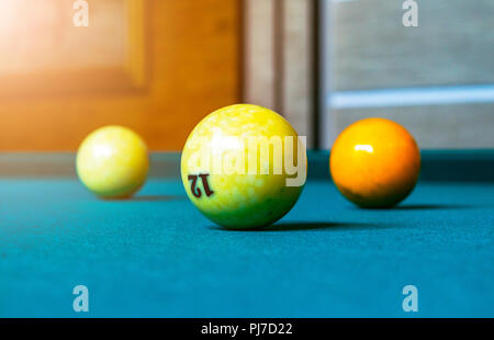 Billardtisch hautnah. Billard spielen. Billard Kugeln und Cue auf grün Billard. Billard Sport Konzept. Pool Billard Spiel. Stockfoto