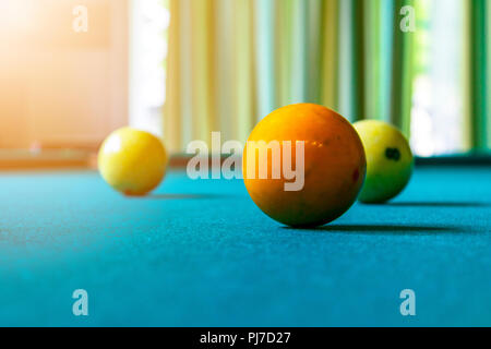 Billardtisch hautnah. Billard spielen. Billard Kugeln und Cue auf grün Billard. Billard Sport Konzept. Pool Billard Spiel. Stockfoto