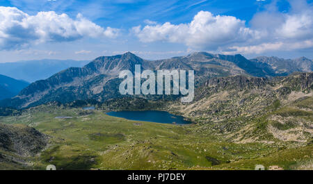 Blick auf den See vom Gipfel in Montmalus Stromkreis, Andorra Stockfoto