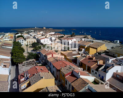 Antenne drone Ansicht von Wohn- Häuser Dächer, typische Behausung der Insel Tabarca. Beliebte Insel für Urlauber und Reisende im Sommer. Pro Stockfoto