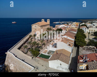 Luftaufnahme Blick auf berühmte beliebte Reiseziele für Touristen Insel Tabarca Küste und die Kirche St. Peter und Paul. Die idyllische Landschaft, Mediterr Stockfoto