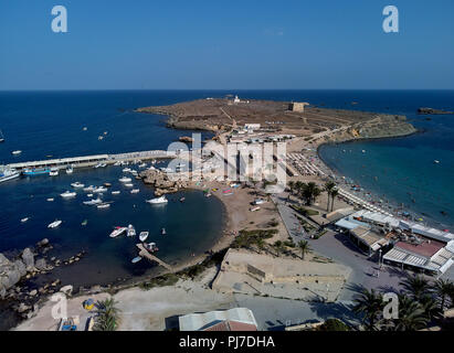 Luftaufnahme der Insel Tabarca. Harbour Marina, vertäute Schiffe und Pebble Beach. Reisende, Urlauber mit Sonnenbaden und Schwimmen im Mittelmeer Se Stockfoto