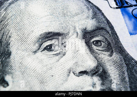 Nahaufnahme Portrait von Benjamin Franklin auf der Hundert Dollar Bill. Hintergrund des Geldes. 100 Dollar Bill mit Benjamin Franklin Augen Makro Stockfoto
