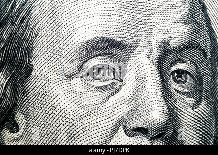 Nahaufnahme Portrait von Benjamin Franklin auf der Hundert Dollar Bill. Hintergrund des Geldes. 100 Dollar Bill mit Benjamin Franklin Augen Makro Stockfoto