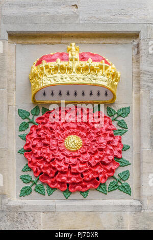 Rote Rose, ein frisch lackiert Royal tudor Emblem um die Statue von Lady Margaret Beaufort, Gründerin, die Christus College der Universität Cambridge Stockfoto