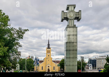 Der Unabhängigkeitskrieg Siegessäule und St. John's Church in der Altstadt von Tallinn, Estland Stockfoto