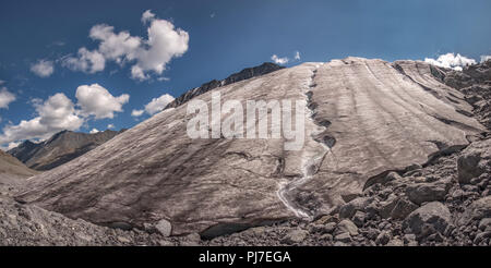 Erstaunliches Panorama einer schönen Gletscher mit Rissen und Eis bricht, vom Fuß des Gletschers, gegen einen blauen Himmel mit Wolken Stockfoto