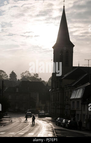 Spätherbst Nachmittag Sonne Obwohl Cloud nach dem Regen über Kirche Saint-Nicolas in Signy l'Abbaye, einem Dorf in den Ardennen im Norden Frankreichs Stockfoto