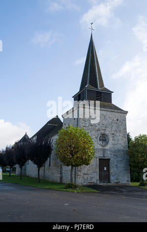Eine befestigte Kirche St. Martin (Église Saint-Martin im Dorf Bossus-les-Rumigny in der thierache Region in den Ardennen im Norden Frankreichs. Stockfoto