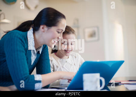 Glückliche Mutter und Tochter mit laptop Stockfoto