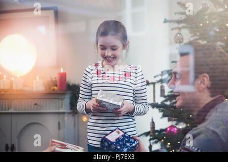 Vater und Tochter öffnung Weihnachtsgeschenke Stockfoto