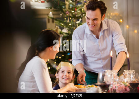 Happy Family Weihnachten Abendessen bei Kerzenschein genießen. Stockfoto