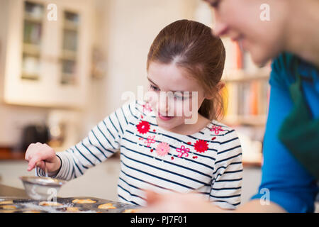 Mutter und Tochter Backen in Küche Stockfoto