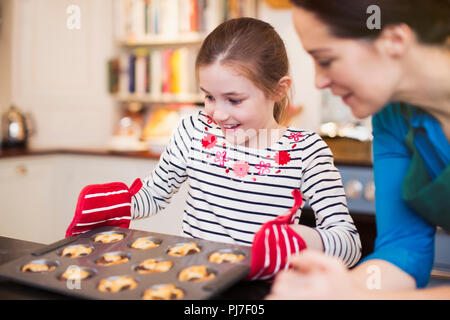 Mutter und Tochter Backen in Küche Stockfoto