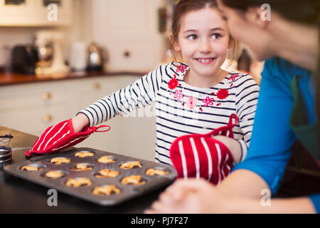 Mutter und Tochter Backen in Küche Stockfoto