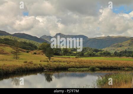 UK, Elterwater, englischen Lake District, Cumbria. Blick auf den Langdale Pikes aus Elterwater im englischen Lake District. Stockfoto