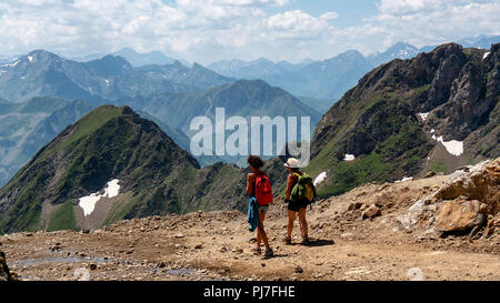 Zwei Frauen Wanderer auf den Spuren der Pic du Midi de Bigorre in den Pyrenäen Stockfoto