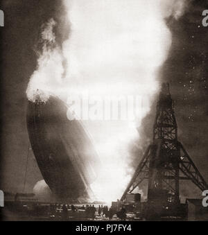 Die Hindenburg disaster, 6. Mai 1937. Die deutsche Passagier Luftschiff LZ 129 Hindenburg fing Feuer und wurde zerstört, während versuchend, Dock mit seinen Liegeplatz Mast auf der Naval Air Station Lakehurst, Manchester Township, New Jersey, Vereinigte Staaten von Amerika. Von diesen enormen Jahre, veröffentlicht 1938. Stockfoto