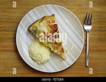 Apfelkuchen mit Eis an der Platte. Traditionelle herbst Kuchen und Dessert. Stockfoto