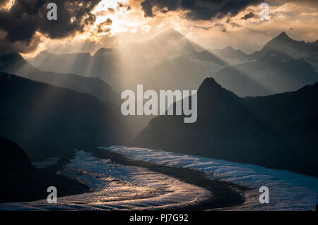 Nach Ansicht von Monte Rosa Hütte in Richtung Sonnenuntergang mitten im Sommer verkleinert, mit Riffelhorn Stockfoto