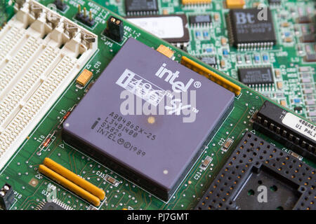 Ein Intel i486 SX (80486SX) Prozessor (CPU) von 1989 in einem Sockel auf der Hauptplatine. Caklov, Slowakei. 2018/7/28. Stockfoto