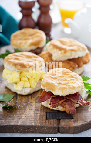 Frühstück Gebäck mit weichen Rühreier, Speck, Würstchen und Hähnchen Stockfoto