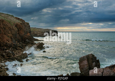 Carrapateira Klippen über dem Atlantik. Parque Natural do Sudoeste Alentejano e Costa Vicentina, die wildesten Atlantikküste in Europa. Algarve, P Stockfoto